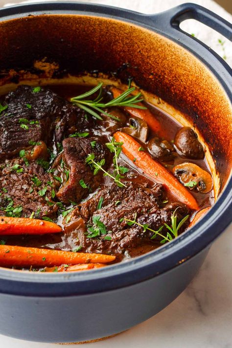 Red Wine Braised Beef! This oven braised beef with red wine is the ultimate fall and winter comfort food! It's tender, juicy, and so flavorful. Dinner Recipes With Red Wine, Red Wine Braised Chuck Roast, Wine Braised Pot Roast, Red Wine Beef Roast, Beef In Oven, Beef In Red Wine, Red Wine Braised Beef, Wine Braised Beef, Dutch Oven Roast Chicken