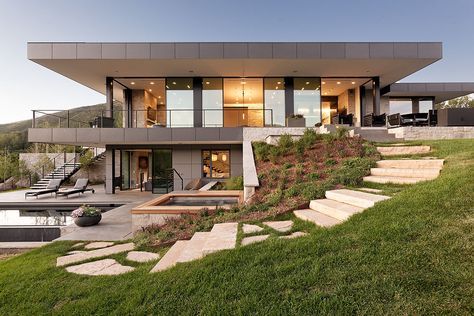 HUNTER CREEK | David Johnston Architects Slope House Design, House On Slope, Rumah Moden, Sloping Lot House Plan, Slope House, Aspen House, Hillside House, House Design Pictures, House Construction Plan