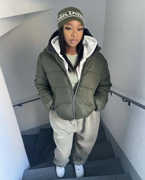 Cold Weather Outfits Black Women, Winter Outfits Baddie, Outfit Jogging, Winter Baddie, Cool Sweatpants, Sweatpants Outfit Ideas, Mode Swag, Sweatpants Outfits, Cozy Sweatpants