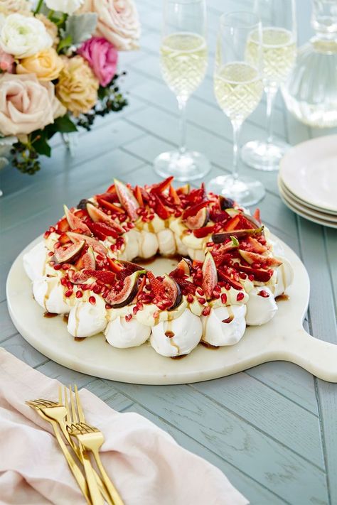 Wreath Pavlova, Pavlova Wreath, Summer Xmas, Christmas Pavlova, Strawberry Dessert Recipes, Pavlova Recipe, Festive Desserts, Christmas Lunch, Kitchen Outdoor