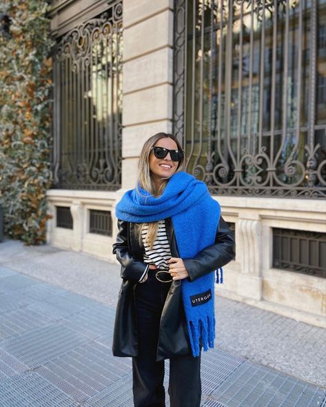 #ootd #outfits #outfitinspo #trendy #tendencia #españa #chile #argentina #fashion #style #ropa #zara #bufanda #invierno #cayetana Royal Blue Scarf Outfit, Cashmere Scarf Outfit, Green Scarf Outfit, Blue Scarf Outfit, Argentina Fashion, Scarf Outfit Winter, Scarf Fits, Fall Video, Ny Outfits