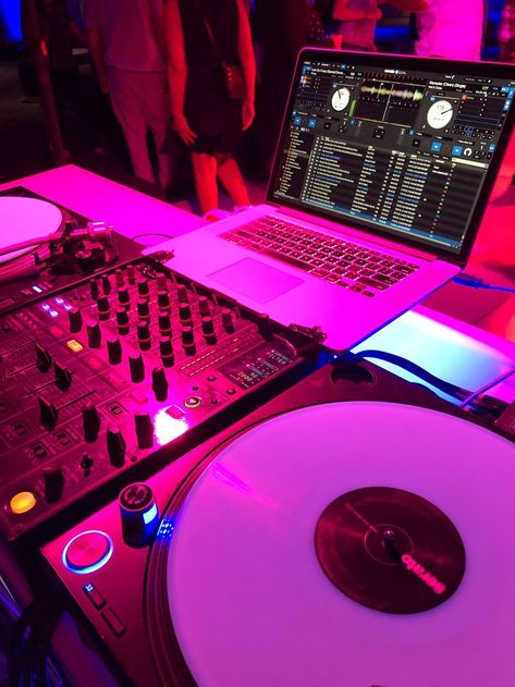 Glow DJ Booth, 2 Pioneer PLX 100o turntables, Pioneer DJM-900NXS Macbook pro Serato DJ Pro Pink Dj Booth, Pink Dj Aesthetic, Dj Booth Aesthetic, Dj Aesthetic Wallpaper, Dj Setup Aesthetic, Dj Board, Dj Aesthetic, Jam Room, Turntables Dj