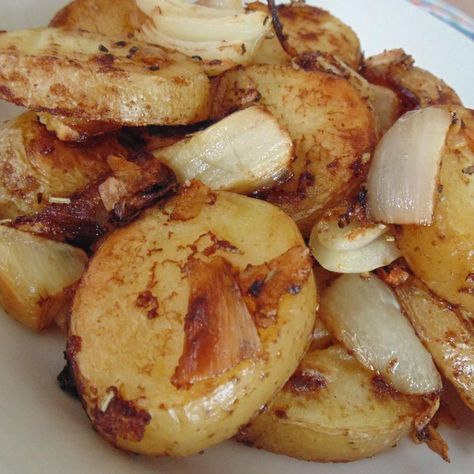 Roasted Potatoes And Onions, Easy Potatoes, Healthy Breakfast Bowl, Potatoes And Onions, Potatoes Onions, Potato Recipes Side Dishes, Potato Onion, Potato Side Dishes, Potato Dishes