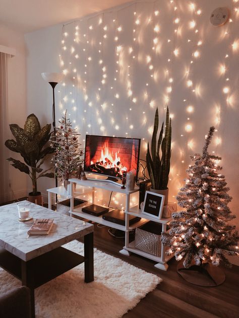 Christmas Ideas Small Apartment, Xmas Decorations Small Apartment, Christmas Decoration Ideas For Small Apartment, One Bedroom Apartment Christmas Decor, Christmas Aesthetic Cozy Living Room, Winter Decor Apartment, Christmas Decor For Tiny Apartment, Small Christmas Decorations Apartment, Holiday Apartment Decor Ideas