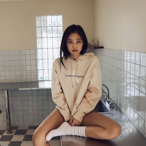 Jennie Calvin Klein, Jennie Kim Blackpink, Jairzinho, Jennie Lisa, Blackpink Fashion, Blackpink Jennie, Instagram Update, Look Fashion, Korean Girl