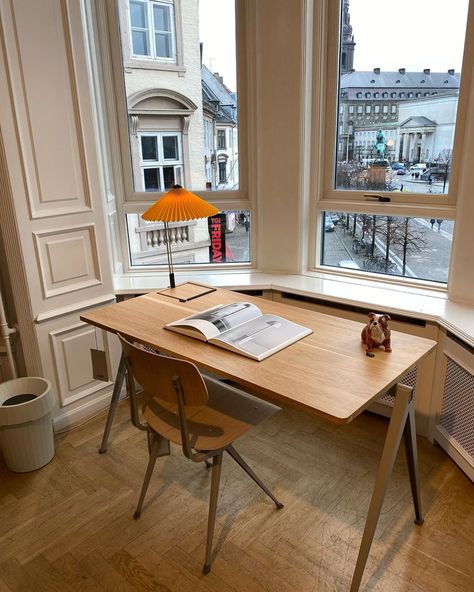 Lucy Williams on Instagram: “Can’t help but feel I’d be 99.9999% more productive working at a desk like this. 👌🏼” Working Room Aesthetic, Work Table Aesthetic, Living Room With Desk, Workspace Setup, Lucy Williams, Art Advisor, Minimal Home, More Productive, Home Office Design