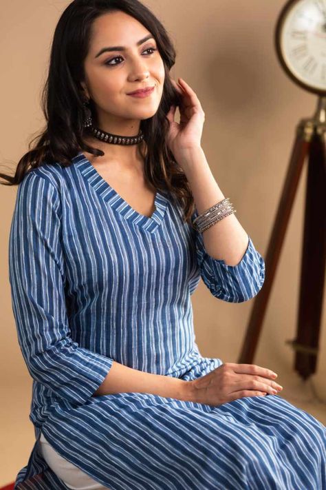 Simple Straight Kurti Designs Cotton, Border Kurta Designs, V Neck Straight Kurti, Casual Kurtas Women, V Neck Cotton Kurti, Cotton Straight Kurti Designs, Straight Kurta Designs, V Neck Designs For Kurtis, Strips Kurti Design