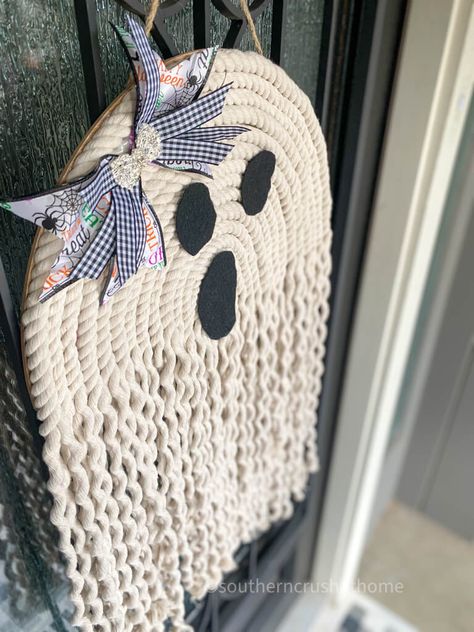 Easy Macrame Wall Hanging Ghost https://www.southerncrushathome.com/easy-macrame-wall-hanging-ghost/ Ghost Yarn Wall Hanging, Easy Macrame Gnomes Its Always Autumn, Things To Macrame, Macrame Ghost Pillow, Macrame Wall Hanging Decor Ideas, Macrame Front Door Hanging, Easy Diy Halloween Crafts To Sell, Halloween Wreath Ghost, Macrame Halloween Decor Diy