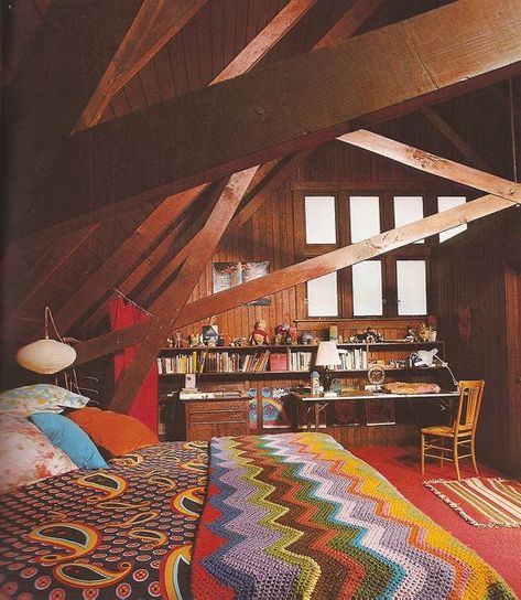 Home alone attic Casa Retro, 70s Interior, 70s Home, Hippie Homes, 70s Decor, Attic Bedroom, Attic Rooms, Retro Interior, Wooden Beams