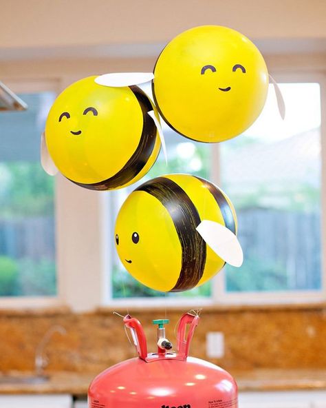 Bumble Bee Birthday Party Decorations, Bee Birthday Party Decorations, Bee Baby Shower Ideas, Diy Bumble Bee, Bee Balloons, Bumble Bee Birthday Party, Bee Cake Pops, Bee Balloon, Bee Ideas