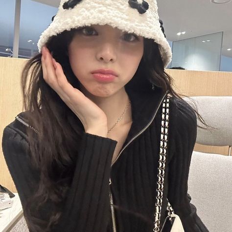 Bucket Hat Aesthetic, Kpop Hat, Bucket Hat Outfit, Finger Crochet, Pretty Star, Outfits With Hats, Travel Outfit, Instagram Update, Crochet Clothes