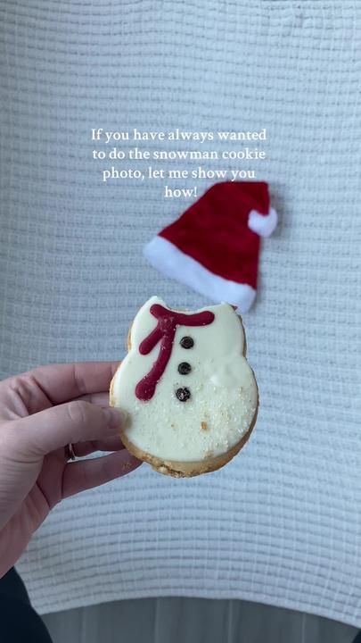 Snowman Cookie Baby Picture, Christmas Photos Toddler, Starbucks Snowman Cookie, Toddler Christmas Photos, Starbucks Cookies, Christmas Photo Ideas, Snowmen Pictures, Snowman Cookie, Cookie Pictures