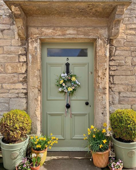 Door Planter Ideas, Front Door Planter Ideas, Front Door Planter, Front Door Planters, Pastel Wreath, Cottage Front Doors, Door Planter, Green Front Doors, Front Door Paint Colors