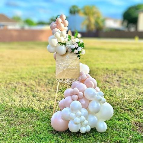 Balloon Garland Around Easel, Balloon Garland Welcome Sign, Welcome Sign Balloon Decor, Welcome Sign With Balloon Garland, Balloon Easel Display, Welcome Sign Balloon Garland, Welcome Sign With Balloons, Balloon Easel, Pig Balloon