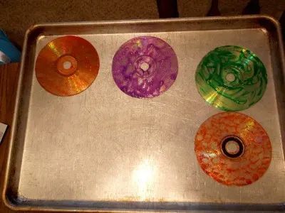 Repurpose Cds, Cd Recycling, Recycled Cd Crafts, Cd Mosaic, Cd Crafts Diy, Tea Light Crafts, Old Cd Crafts, Vinyl Record Crafts, Broken Glass Crafts