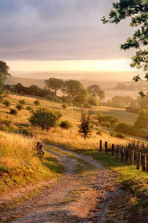 England Countryside, Walking Routes, British Countryside, Dirt Road, Scenic Routes, English Countryside, Nature Aesthetic, Pretty Places, Landscape Photos