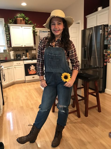 Overalls Halloween Costume Women, Costume With Overalls, Super Simple Halloween Costumes, Halloween Costumes With Overalls, Costumes With Overalls, Women In Suspenders, Easy Halloween Outfit, Simple Halloween Costumes, Halloween School Treats