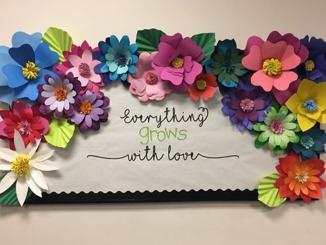 3d Flower Bulletin Boards, Flower Bulliten Board Ideas, Bulletin Board With Flowers, Spring Decorations For School, Cricket Classroom Ideas, Paper Flowers Classroom Decor, Paper Flower Bulletin Board Ideas, Flowers Classroom Decorations, Spring Murals For School