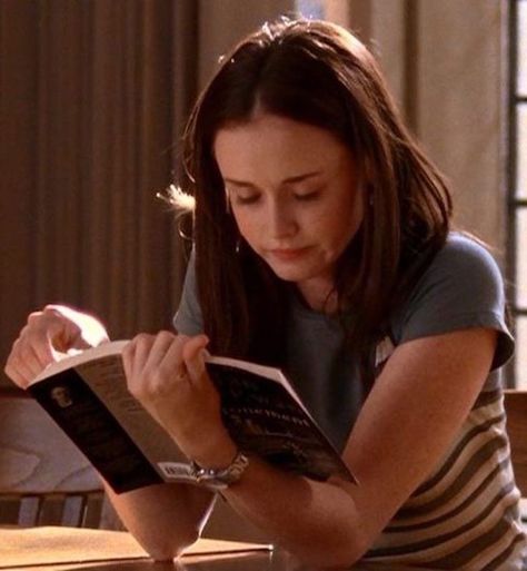 Terrence Loves You, Estilo Rory Gilmore, Living In London, I Love Cinema, Stars Hollow, Uppsala, Reading A Book, Rory Gilmore, Girl Reading