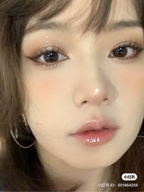 Simple Glitter Eye Makeup Korean, Soft Douyin Makeup Look, Douyin Makeup Filipino, Douyin Makeup Full Face, Douyin Birthday Makeup, Makeup Inspo Douyin, Light Asian Makeup, Beige Douyin Makeup, Natural Makeup Douyin