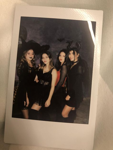 Halloween Poloroid Pictures, Halloween Pictures To Recreate, Halloween Pic Inspo Friends, Aesthetic Halloween Pictures Friends, Halloween Aesthetic Party Friends, Photo Shoot Party Ideas, Halloween Photos Friends, Halloween Party Instagram Story, Halloween Polaroid Pictures