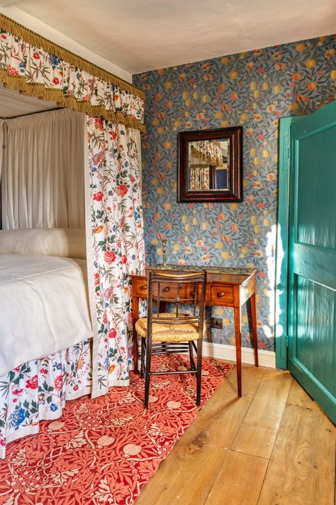 Tour the Cotswolds Home Where William Morris Created His Most Iconic Prints | Architectural Digest | Architectural Digest William Morris Interior, Cotswolds Home, Colorful Eclectic Home, Traditional Room Decor, Bedroom Wallpaper Ideas, British Houses, Morris Homes, William Morris Wallpaper, Colorful Bedroom