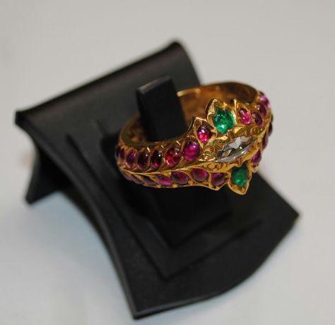 Antique Jewellery Designs, Antique Jewelry Indian, Black Beaded Jewelry, Antique Gold Jewelry, Gold Bride Jewelry, Gold Rings Jewelry, Gold Ring Designs, Antique Ring, Gold Bangles Design