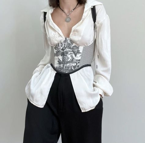 Black and white outfits
Button down shirt Corset Fashion Outfits, Under Bust Corset, Corset Looks, Corset Outfit, Corset Fashion, Outfit Vintage, Moda Chic, Corset Belt, Underbust Corset