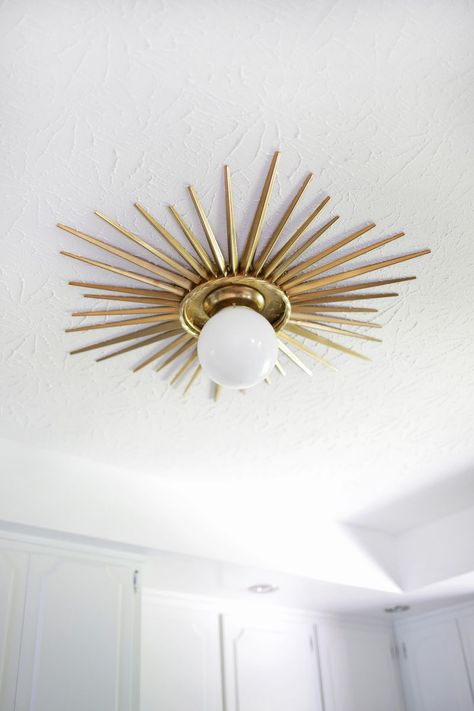 Need to do this! Sunburst ceiling medallion DIY (click through for tutorial) Ceiling Medallions Diy, Hemma Diy, Sunburst Mirror, Diy Sofa, Beautiful Mess, Modern Light Fixtures, Ceiling Medallions, Ikea Hacks, Diy Lighting