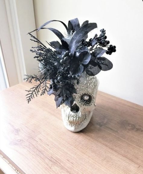 Halloween Skull Flower Arrangement, Skull Centerpiece Halloween, Skull Table Centerpieces, Skull Flower Arrangements, Steampunk Flower Arrangements, Floral Halloween Decor, Gothic Floral Arrangements, Gothic Flower Arrangements, Halloween Decor Table