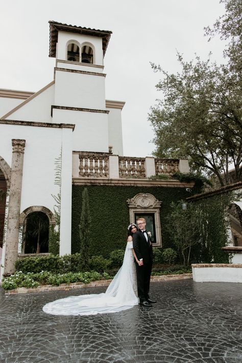 The bride and groom wed with an enchanting American-Bengali fusion-wedding at Houston wedding venue, The Bell Tower on 34th. | Photo: Lewis & Co. Spotlight WiH Partner- Venue + Catering: The Bell Tower on 34th #WeddingsinHouston #RealWedding #HoustonWeddingVenue #FusionWedding #WeddingDetails #WeddingDay #WeddingCeremony #ReceptionDecor #WeddingFlorals #WeddingInspiration #FallWedding #WeddingIdeas The Bell Tower On 34th Houston, Bell Tower On 34th Wedding, Hill Country Wedding Venues, Fall Color Schemes, Modern Wedding Venue, Bridal Editorial, Wedding Venue Houston, Hotel Wedding Venues, Hill Country Wedding