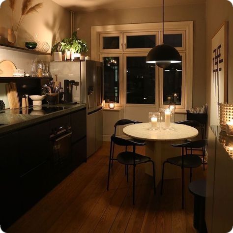 Retro Kitchen Aesthetic, Studio Apartment Decorating Cozy, Dark Cozy Apartment, Dark Minimalist Apartment, Kitchen Interior Apartment, Aesthetic Kitchen Apartment, Aesthetic Apartment Kitchen, Small Apartment Aesthetic, Kitchen Apartment Ideas