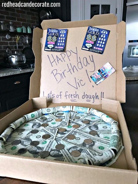 Money Pizza, Pie Gifts, Idee Babyshower, Money Cake, Creative Money Gifts, Ge Bort, Pizza Box, Pizza Pie, Prom Proposal