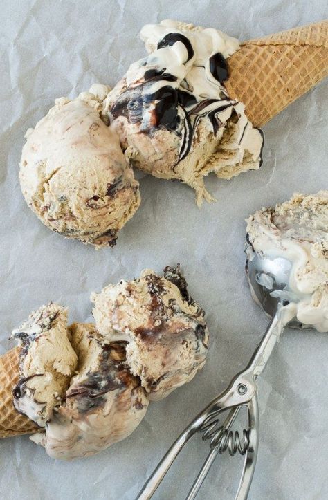 Kahlua Fudge, Fudge Swirl Ice Cream, Swirl Ice Cream, Ice Cream Maker Recipes, Homemade Ice Cream Recipes, No Churn Ice Cream, Frozen Chocolate, Fudge Sauce, Ice Cream Popsicles