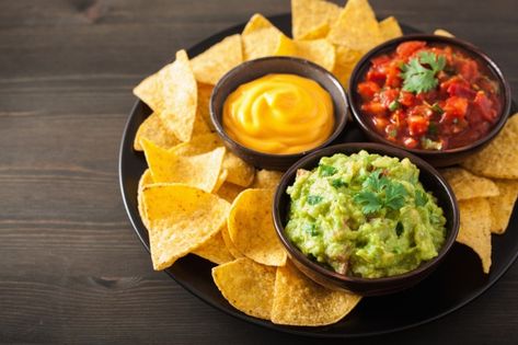 Nachos mexicanos con guacamole, salsa y ... | Premium Photo #Freepik #photo #comida #colorido #cocina #mexicano Best Party Snacks, Mexican Nachos, Sausage Stuffed Mushrooms, Nacho Bar, Salsa Guacamole, Guacamole Salsa, Nacho Chips, Fresh Tomato Recipes, Caprese Skewers