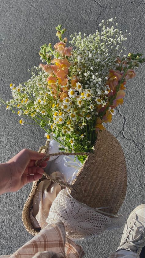 💗💗💗 #picnic #flowers #cottagecore #bouquet Picnic Basket Bouquet, Wedding Aesthetic Cottagecore, Picnic Aesthetic Flowers, Picnic Flower Arrangements, Picnic Basket Flower Arrangement, Cottage Core Flower Bouquet, Picnic Flowers Aesthetic, September Birthday Aesthetic, Cottage Core Bouquet