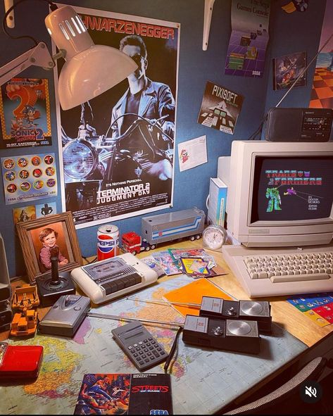 Retro Kitsch Aesthetic, Computer Room Aesthetic, 90s Computer Aesthetic, Computer Setup Aesthetic, 90s Inspired Room, Clutter Aesthetic, 80’s Bedroom, Retro Gaming Room, Retro Room Aesthetic