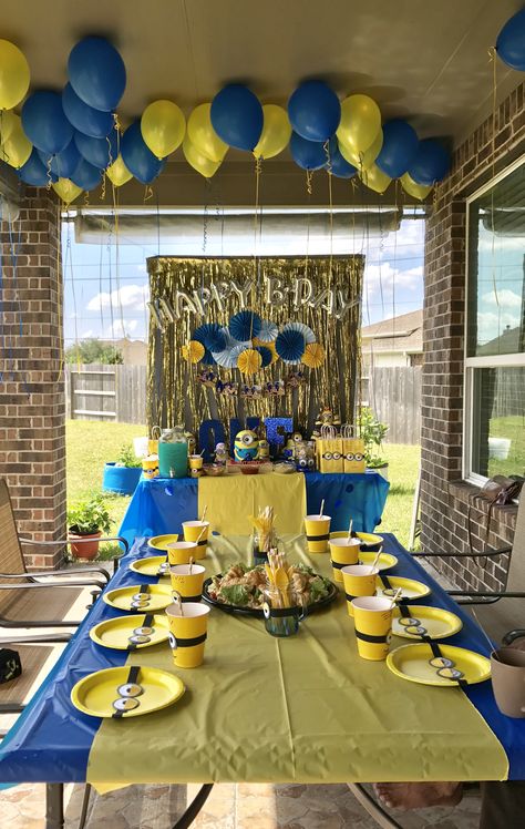 Despicable Me 2nd Birthday Party, Minons Birthday Party Ideas Decorations, Minion Birthday Games, Minion Beach Party, Minions Table Decoration Ideas, Despicable Me 4 Birthday Party, Minion Bday Party, Minion Themed Food, Minion 4th Birthday Party