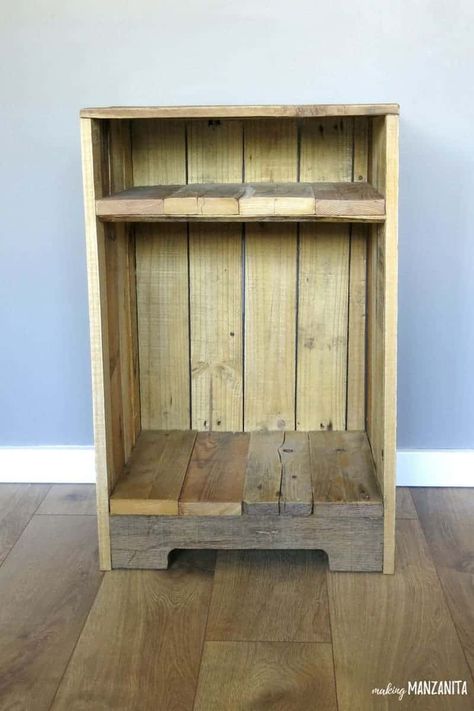 What To Build With Pallets, Side Tables Bedroom Diy, Table Night Stands, Camo Bedroom, Pallet Furniture Table, Log Decor, Pallet Side Table, Easy Diy Ideas, Making Furniture