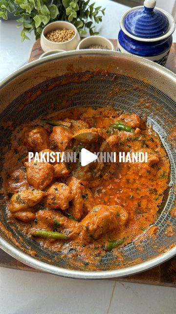 Prachi Agarkar on Instagram: "Pakistani Makhni Handi 🥘

A super popular recipe available in restaurants in Pakistani, that I stumbled upon on YouTube where they showed how it’s made in a restaurant. When I tried I couldn’t believe something this easy and quick could taste so good. It’s a great weeknight dinner option because it’s super effortless and tasty 

Homemade, recipes, curries, tasty, MasterChef, desi food, Chicken recipes, chicken curries, butter chicken" Pakistani Dinner, Pakistani Chicken Recipes, Food Chicken Recipes, Chicken Handi, Pakistani Dishes, Pot Luck, Food Chicken, Pakistani Food, Desi Food