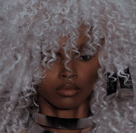 White Afro Aesthetic, Curly White Hair Aesthetic, White Afro Hair Black Women, Dark Skin With White Hair, Black Women With White Hair, Black Woman White Hair, Silver Hair Black Women, Baela Targaryen Aesthetic, White Hair Black Women