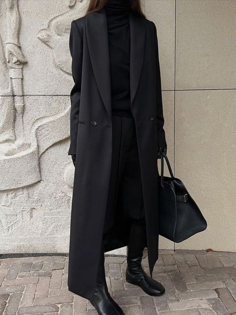 Black Coat Outfit, Suit Styles, Corporate Goth, Woman Suit, Monochromatic Fashion, Fashion Chingu, Winter Chic, Ankle Length Dress, Killer Queen