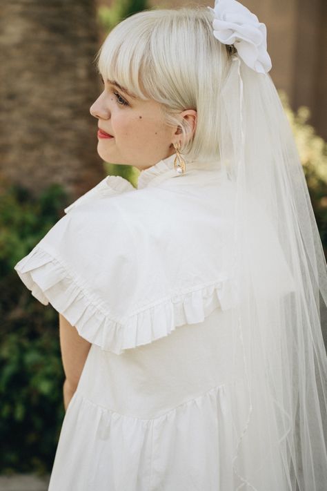 short hair with a long wedding veil!!! it works ◡̈ Bob Wedding Hair With Veil, Long Veil Short Hair, Short Hair Wedding Styles Veil, Veil With Bob Hair, Veil Short Hair, Short Hair Wedding, Long Wedding Veil, Veil Short, Wedding Veils Short