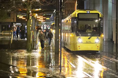 Storm Arwen hits Manchester city centre with snow, gusts and rain - but that doesn't stop revellers from partying - Manchester Evening News Manchester Aesthetic, North Aesthetic, Friday Night Plans, Manchester Police, Manchester City Centre, Wind And Rain, Greater Manchester, Strong Wind, City Centre