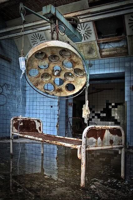 Old Hospital, Abandoned Asylums, Urban Exploring, Abandoned Hospital, Hospital Room, Peeling Paint, Scary Places, Abandoned Mansions, Chernobyl