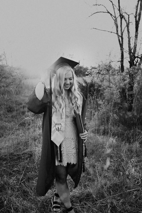 Western Cap And Gown Pictures, Outdoor Grad Photos, Country Graduation Pictures, Cap Gown Photos, Band Senior Pictures, Gown Poses, Masters Graduation Pictures, Boho Graduation, Seniors 2024