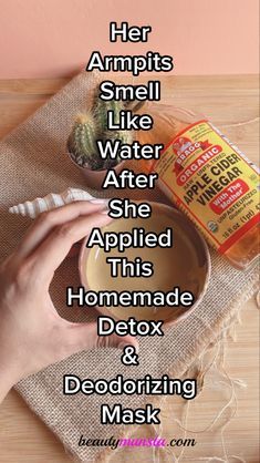 If you’re suffering from extreme body odor, you need to learn how to detox your armpits effectively using clay and apple cider vinegar. This will deep cleanse your armpits and make them smell like water! Body Odor Remedies, Detox Your Armpits, Odor Remedies, Smelly Armpits, Armpits Smell, Armpit Odor, Hair Detox, Baking Soda Benefits, Underarm Odor