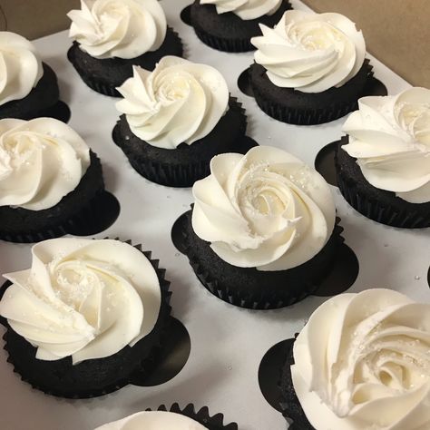 Black And White Muffins, Black And White Wedding Desserts, Black Theme Party Decorations, Black And White Cupcakes Wedding, Black And White Birthday Aesthetic, Black And White Desserts, Umrah Party, White Party Foods, Black And White Cupcakes