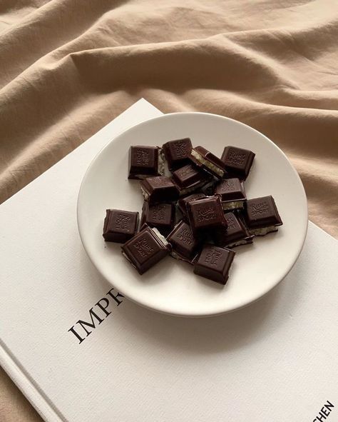 chocolate food and aesthetic image <img alt= src="https://data.whicdn.com/images/346118103/origin Romeo I Julia, Chocolate Girls, Ritter Sport, Cream Aesthetic, Think Food, Healthy Chocolate, Brown Aesthetic, Fashion Kids, Pretty Food