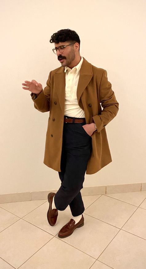 Tucked shirt, peacoat, loafers Librarian Style Men, Nerd Guy Aesthetic, Light Academia Outfit Men, Dark Academia Outfits Men, Librarian Outfit, Professor Lupin, Light Academia Clothes, Male Professor, Light Academia Outfit